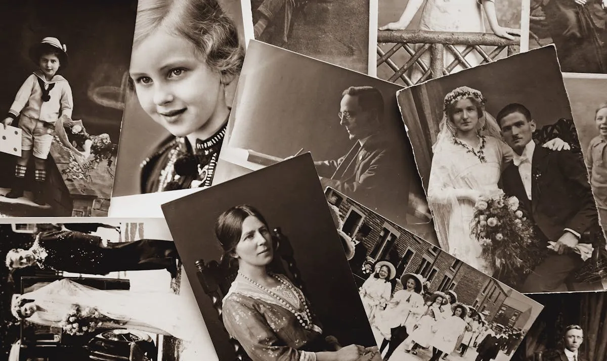 Une collection de photographies de famille vintage aux tons sépia, étalées sur une table, incluant des portraits de mariage et des photos d'enfance