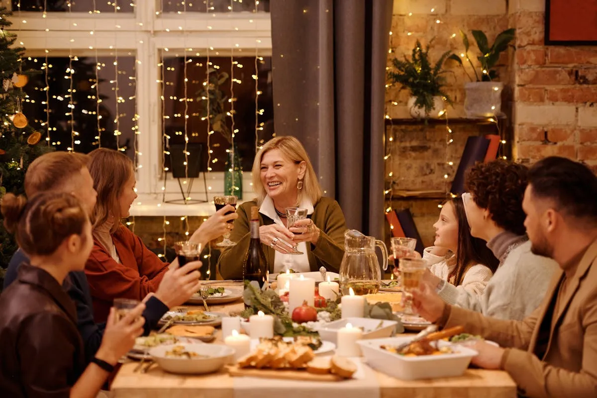 Familie versammelt sich beim Weihnachtsdinner, um sich an geliebte Menschen zu erinnern